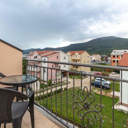 Villa Apartments Kordic Kaštela Eksteriør bilde