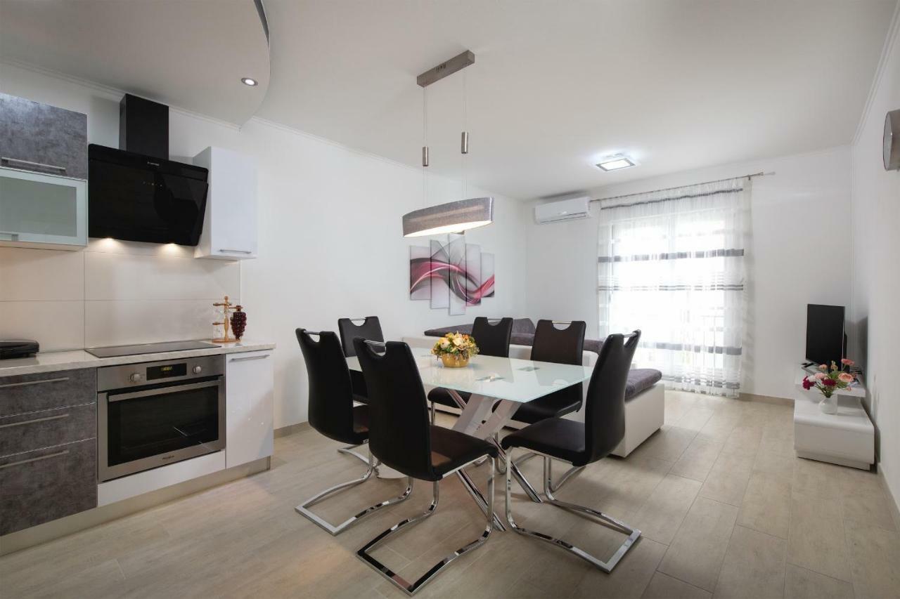 Villa Apartments Kordic Kaštela Eksteriør bilde