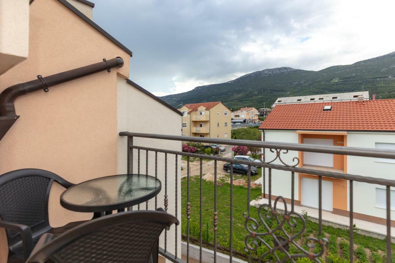 Villa Apartments Kordic Kaštela Eksteriør bilde