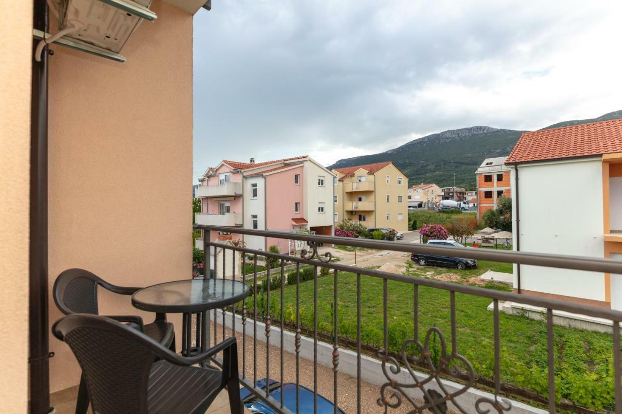 Villa Apartments Kordic Kaštela Eksteriør bilde